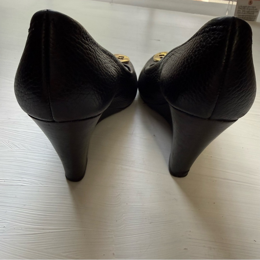 TORY BURCH BENTON LOGO PEEP TOE WEDGE HEEL PUMP SZ 7.5 M BLACK PRE-OWNED - Picture 3 of 8